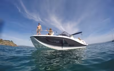 Quicksilver Active 875 Sundeck “Alice” – Private Boat Charter in Vigo (Rías Baixas)