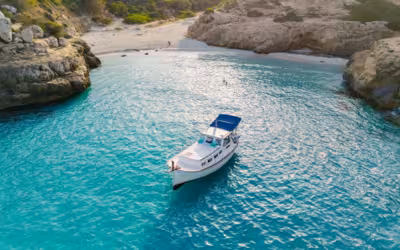 Navega hacia lugares secretos en este llaut tradicional 🌊✨