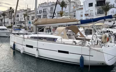 Discover the Mediterranean sea aboard the Sailboat Váruna