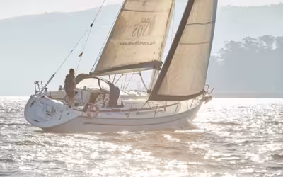Bavaria 38 – Alquiler de Velero en Vigo para Grupos (Rías Baixas)