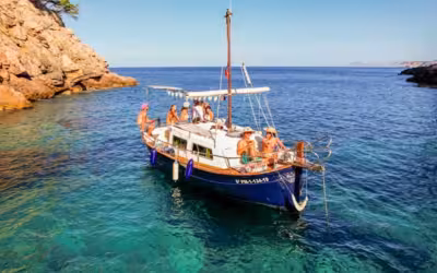 Discover the coves of Pollensa Bay on board a Llaut ⛵️